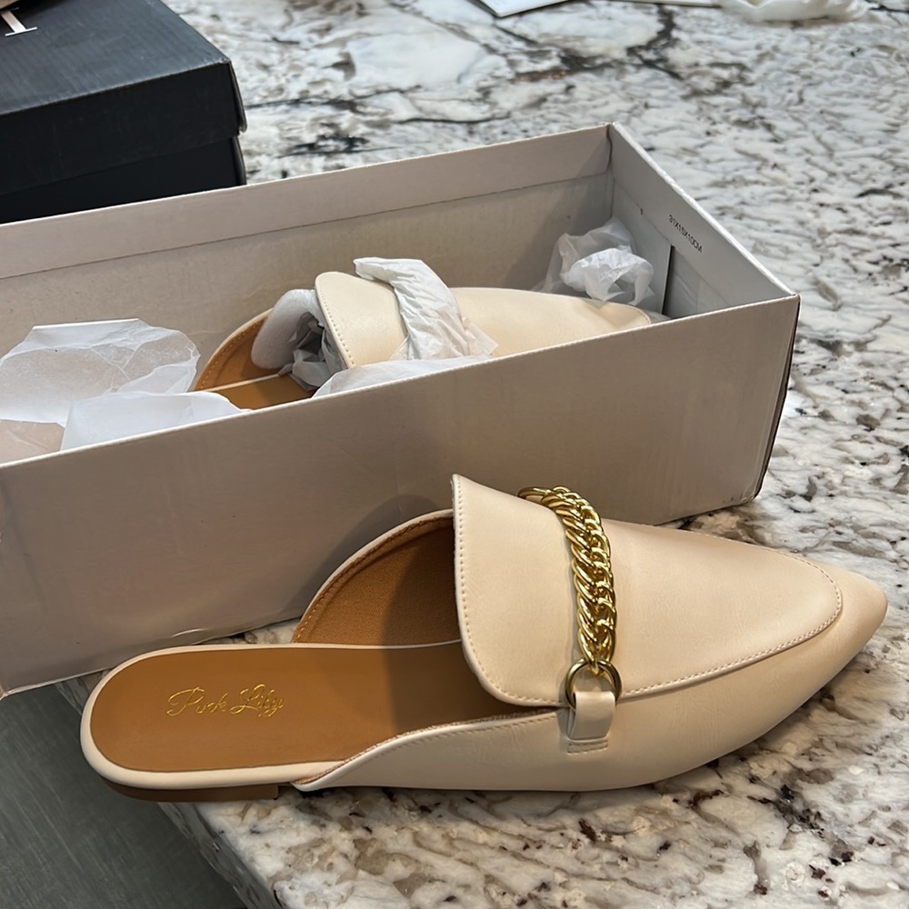 CREAM LOAFERS